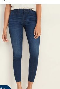 Mid rise frayed hem rockstar super skinny jeans 👖